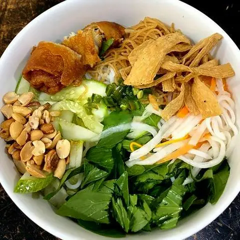 Hình ảnh Bún bì chả giò chay