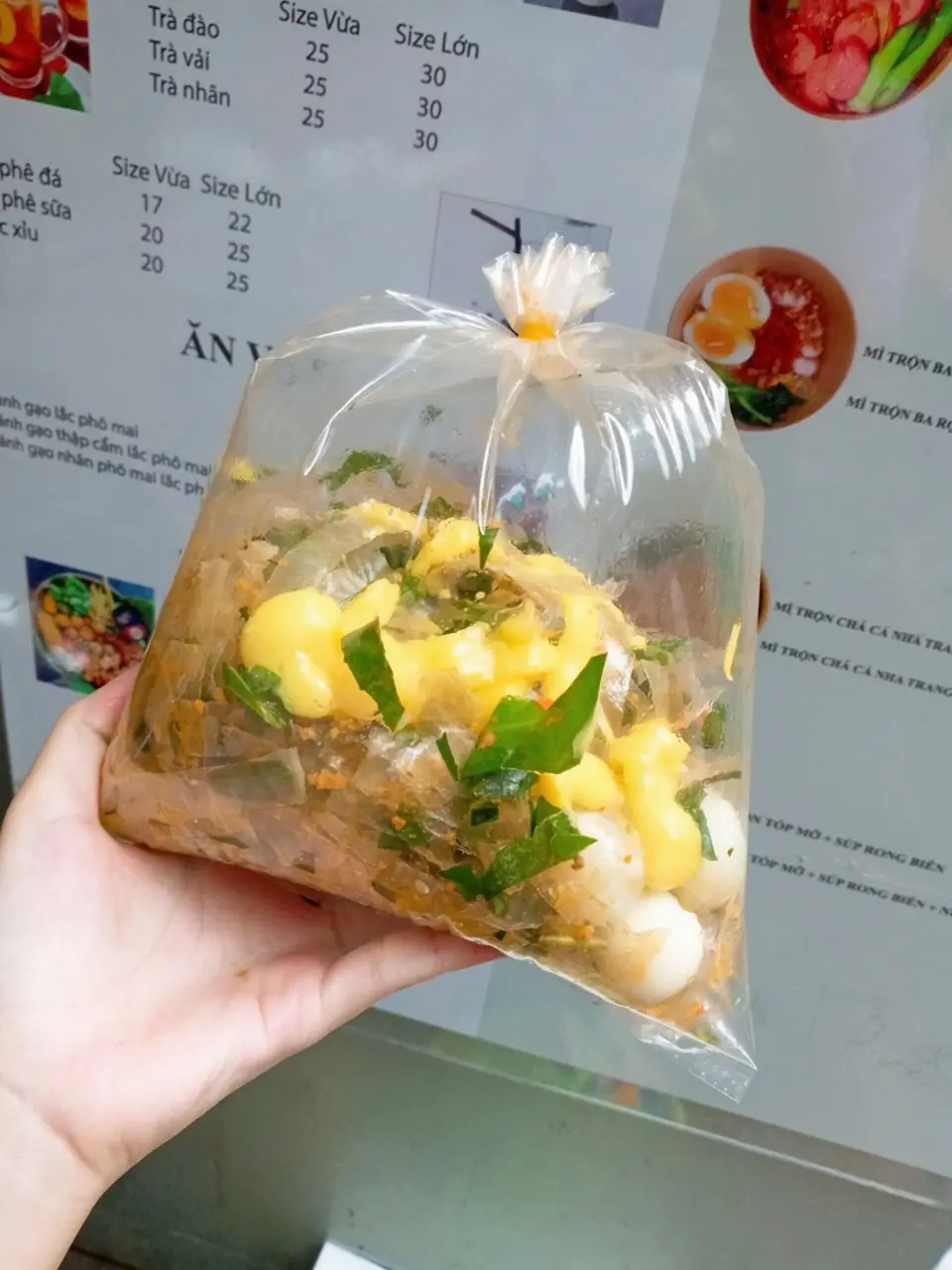 Hình ảnh Bánh tráng bơ 3 trứng cút - Cay sẵn 