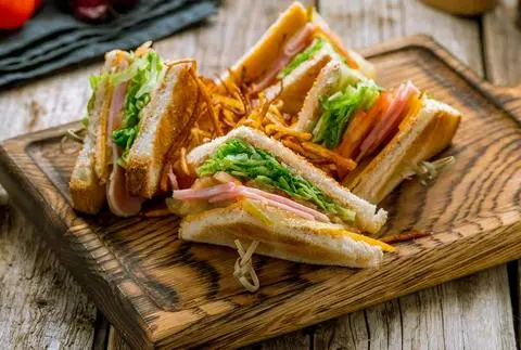 Hình ảnh Sandwich Chả Thập Cẩm - Món Dễ Ăn 