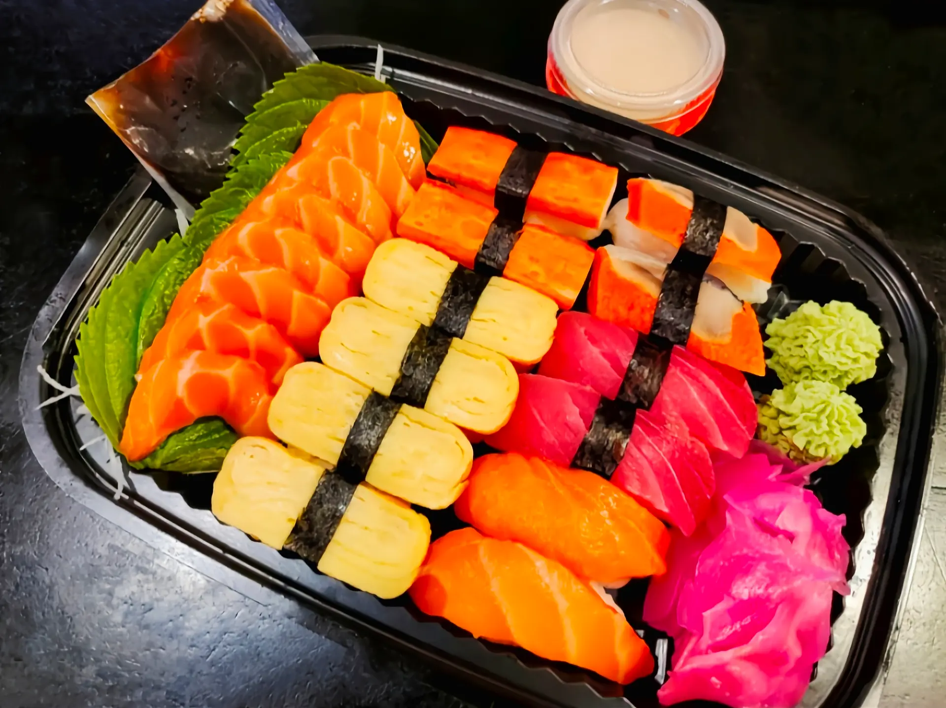 Hình ảnh Combo Mix, 8M Sashimi Cá Hồi, 4v trứng, 2v Thanh Cua, 2v Hồi, 2v Ngừ, 2v trích