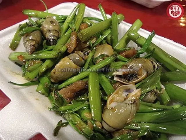 Hình ảnh ốc cà na xào rau muống 