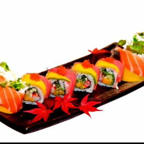 Hình ảnh SUSHI RAINBOW - Cuộn cầu vòng - Cá ngừ, hồi, bơ, xoài, trứng, tứng tôm