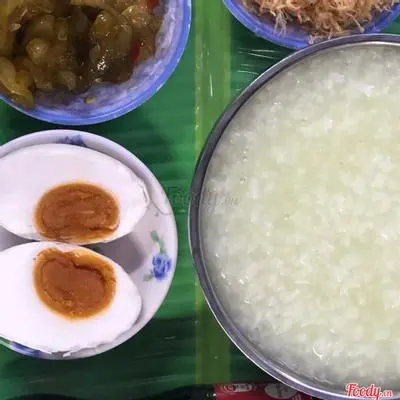 Hình ảnh Cháo trắng - trứng muối - dưa muối