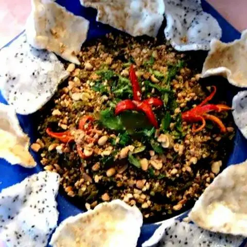 Hình ảnh Lươn xào nghệ xúc bánh đa
