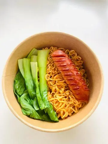 Hình ảnh Mì trộn xúc xích chua ngọt