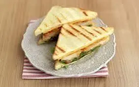 Hình ảnh Sandwich ức gà - chicken breast avocado sandwich