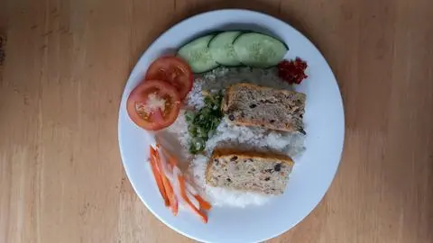 Hình ảnh cơm chả 2 miếng