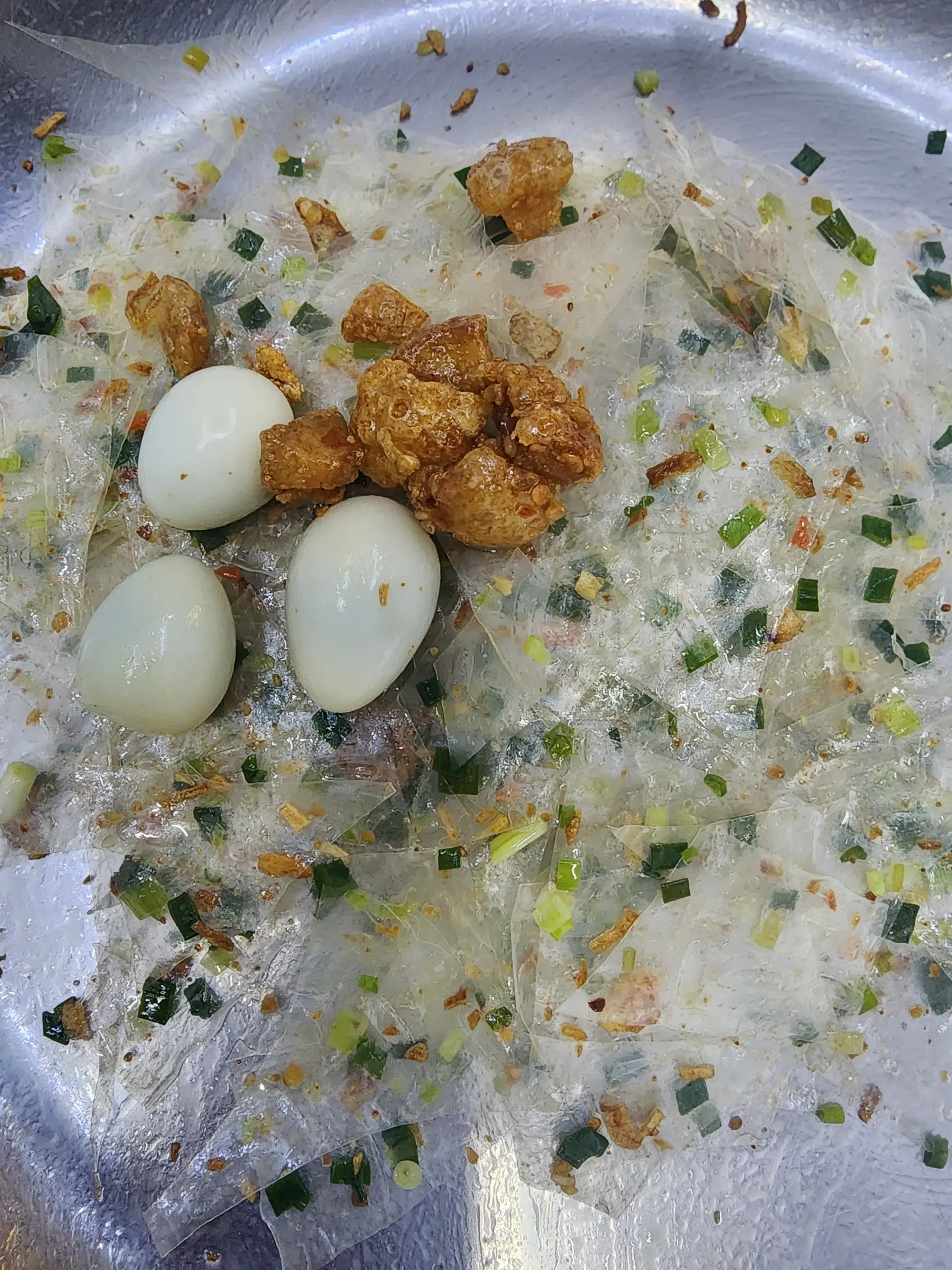 Hình ảnh Bánh tráng trộn mỡ hành tóp mỡ