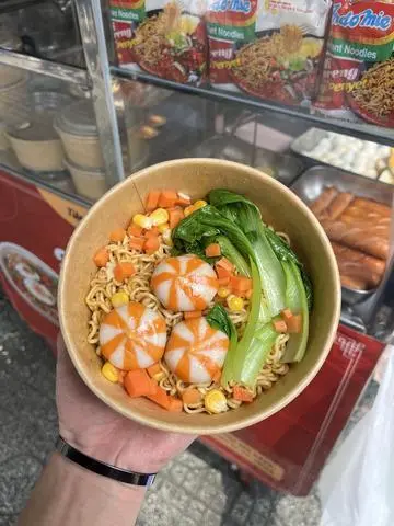 Hình ảnh Mì trộn viên trứng cá 5 viên