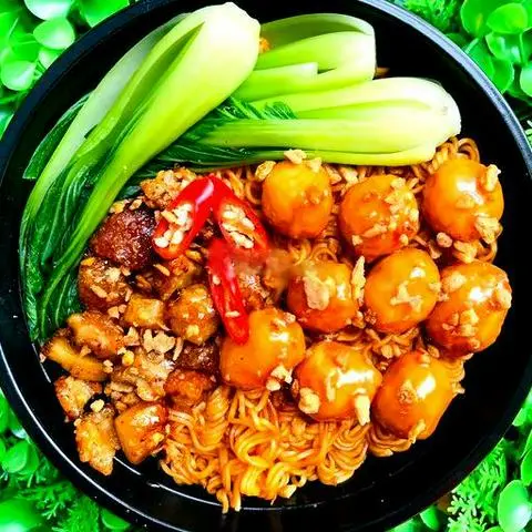 Hình ảnh Combo 2 mì trộn mắm tỏi cá viên - 2 coca