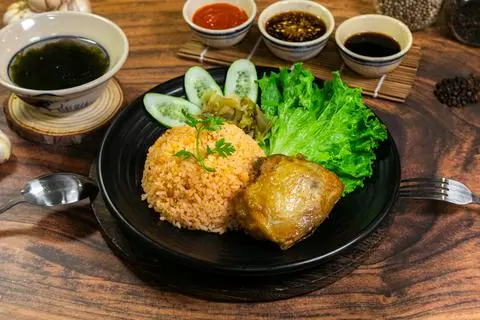 Hình ảnh Cơm gà má đùi da giòn