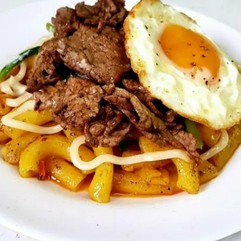 Hình ảnh Nui xào trứng tặng ly trà tắc