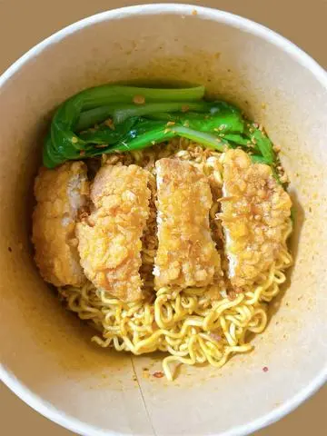 Hình ảnh Mì indo ức gà chiên giòn