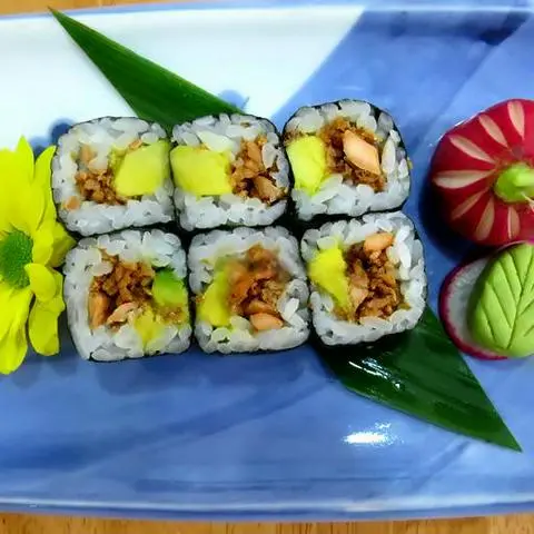 Hình ảnh Sushi Cá Hồi Xào & Bơ M7 - Salmon Itame Avocado Maki 