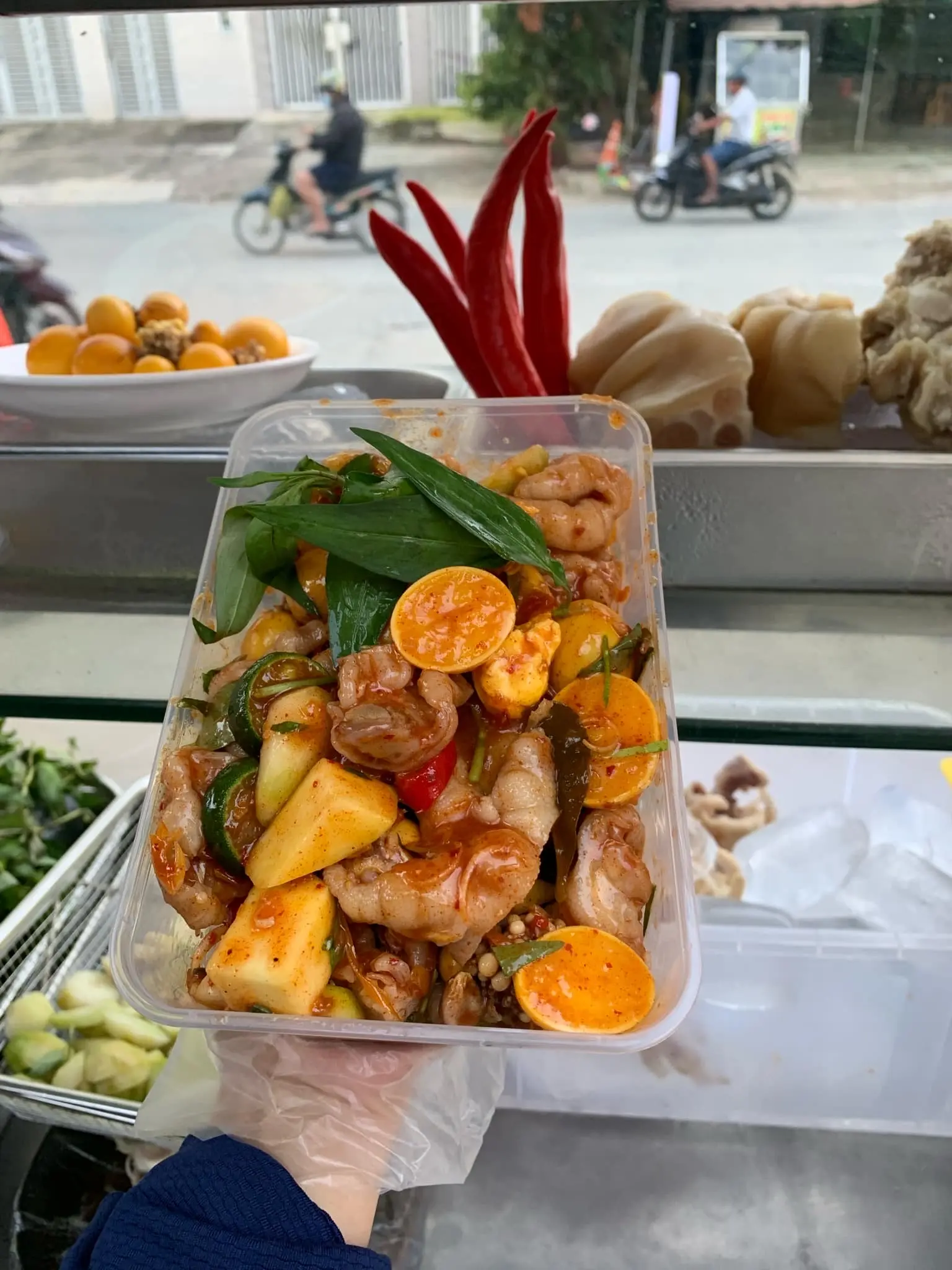 Hình ảnh chân Gà sốt thái mix trứng non (lớn)
