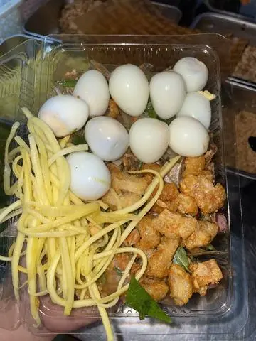 Hình ảnh Bánh Tráng Trộn Tóp Mỡ Xoài 10 trứng 