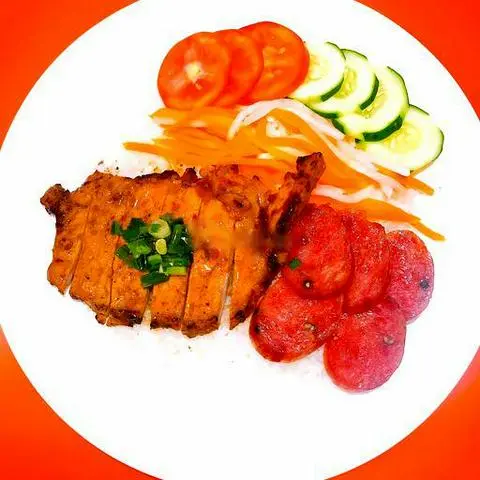 Hình ảnh Cơm sườn lạp xưởng tươi