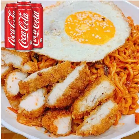 Hình ảnh “Mì Gà Phô Mai Gây Mê – Coca Gây Mát”