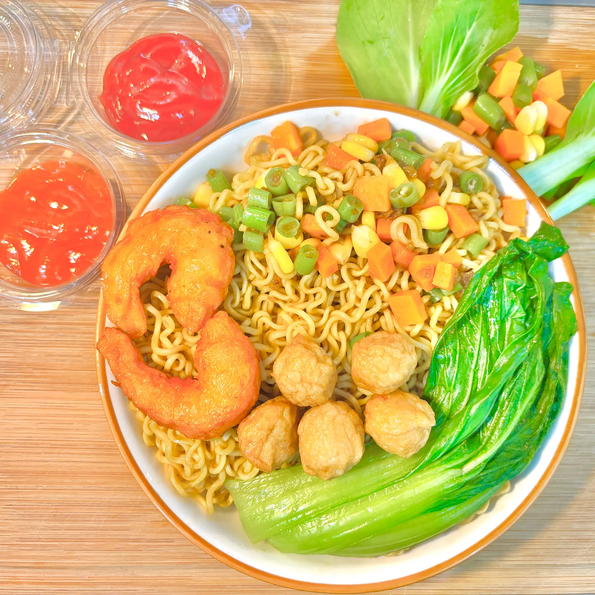 Hình ảnh Mì trộn cá viên - tôm surimi