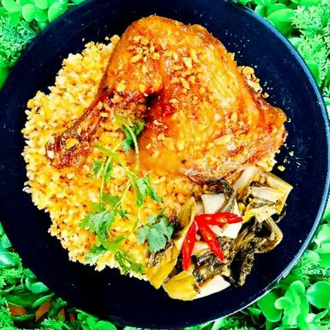 Hình ảnh Cơm chiên gà mắm tỏi - đùi lớn