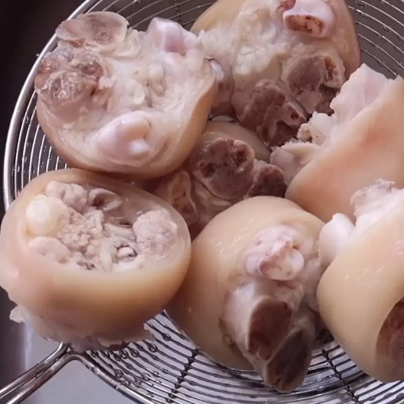 Hình ảnh Giò heo thêm + nước lèo.