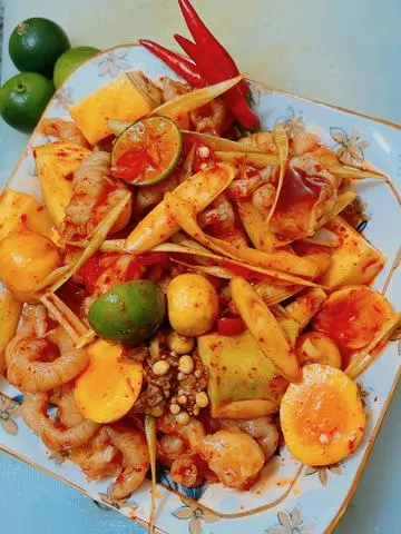 Hình ảnh chân gà mix trứng non sốt thái lớn