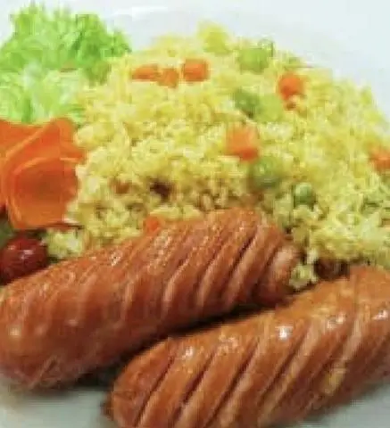 Hình ảnh Cơm chiên trứng thêm 1 xúc xích
