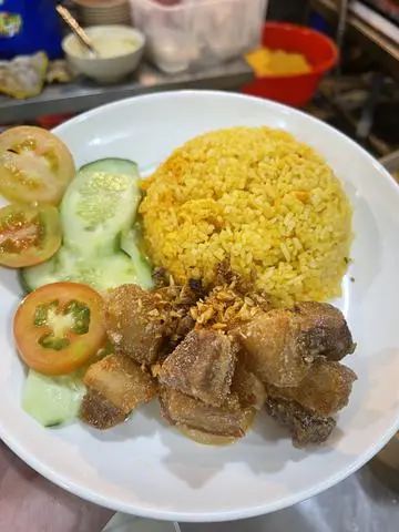 Hình ảnh Cơm ba rọi chiên lắc mắm tỏi