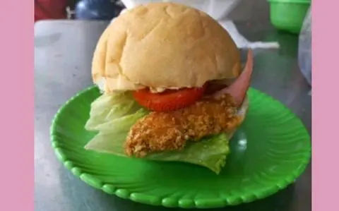 Hình ảnh Hamburger xúc xích gà - bò miếng