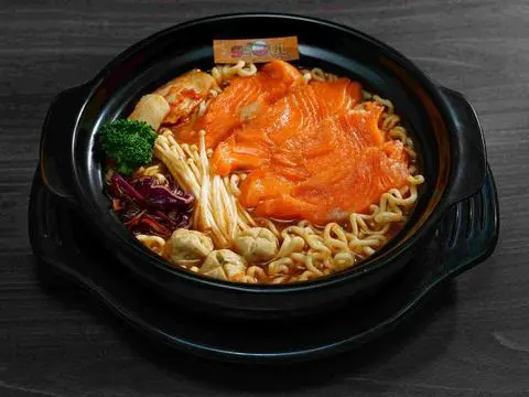Hình ảnh Mì kim chi cá hồi