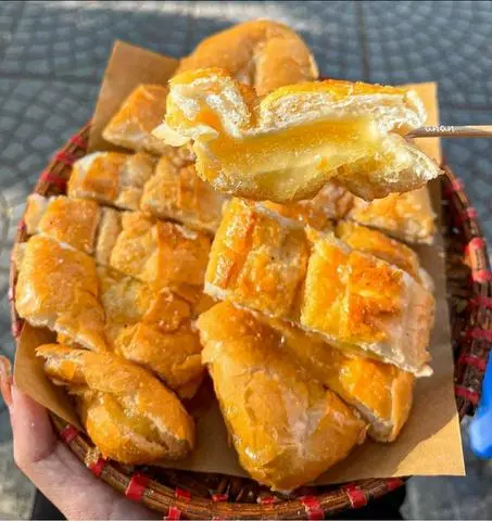 Hình ảnh Bánh mì nướng muối ớt xuất 5 bánh ( tặng 1 cốc trà chanh)