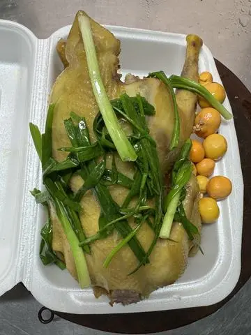 Hình ảnh Gà hấp hành nguyên con chặt sẵn
