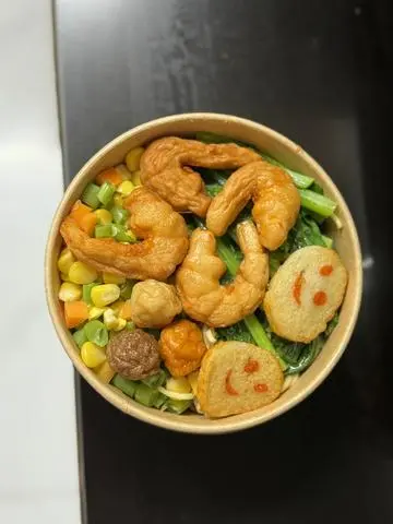 Hình ảnh mì trộn tôm surimi mặt cười cá viên