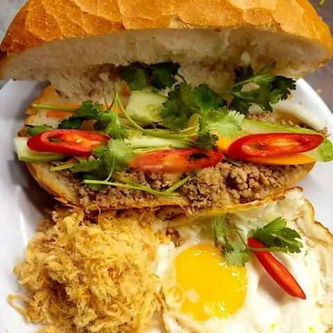 Hình ảnh Bánh mì pate trứng chà bông