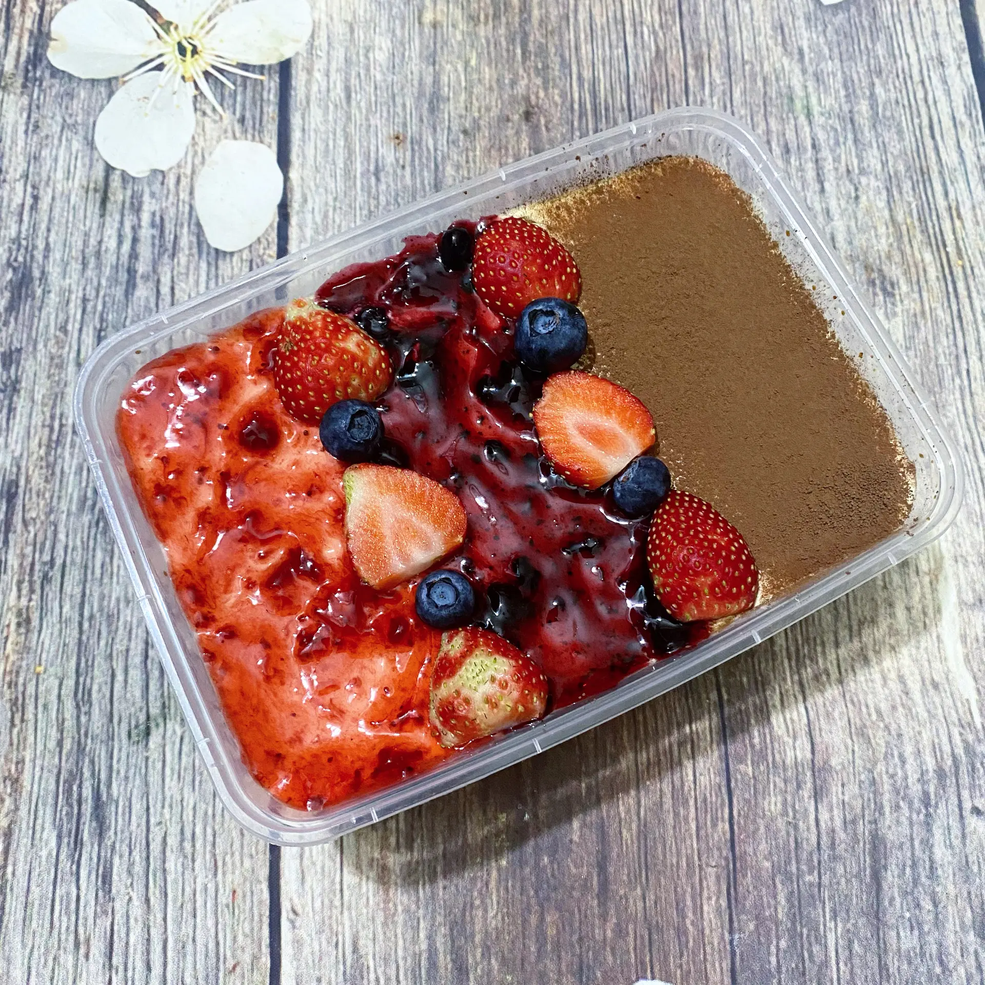 Hình ảnh Tiramisu cacao mix việt quất và dâu
