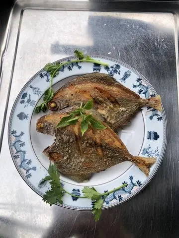 Hình ảnh cơm cá chim biển chiên sả+ rau xào + canh + trái cây 