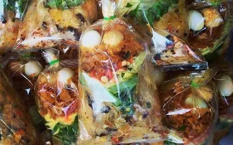 Hình ảnh  bánh tráng trộn. phô mai.tôm hành 