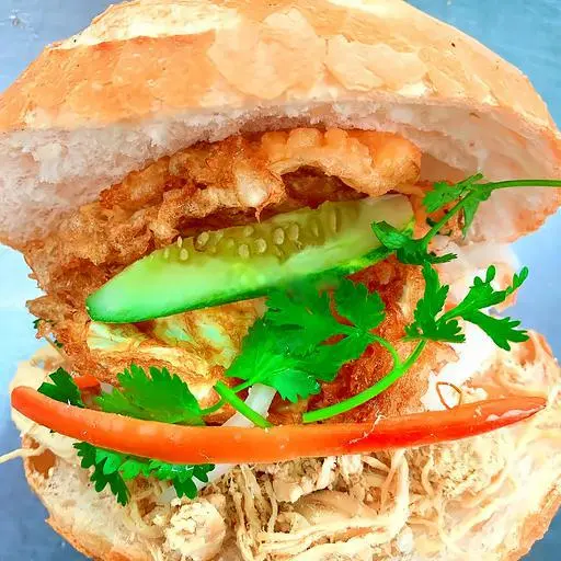 Hình ảnh Bánh mì cóc gà xé - trứng chiên giòn