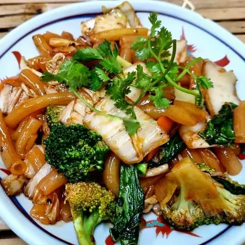 Hình ảnh Nui xào thập cẩm chay