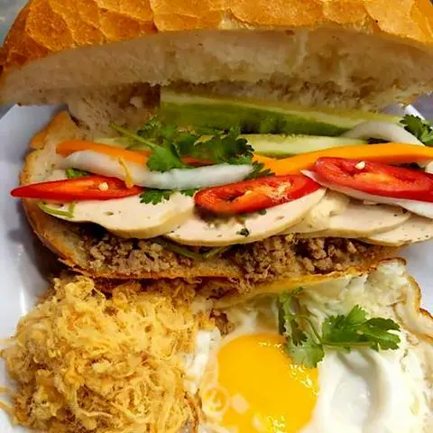 Hình ảnh Bánh mì pate trứng chả chà bông