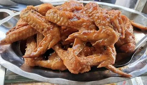 Hình ảnh Cơm cánh gà chiên mắm