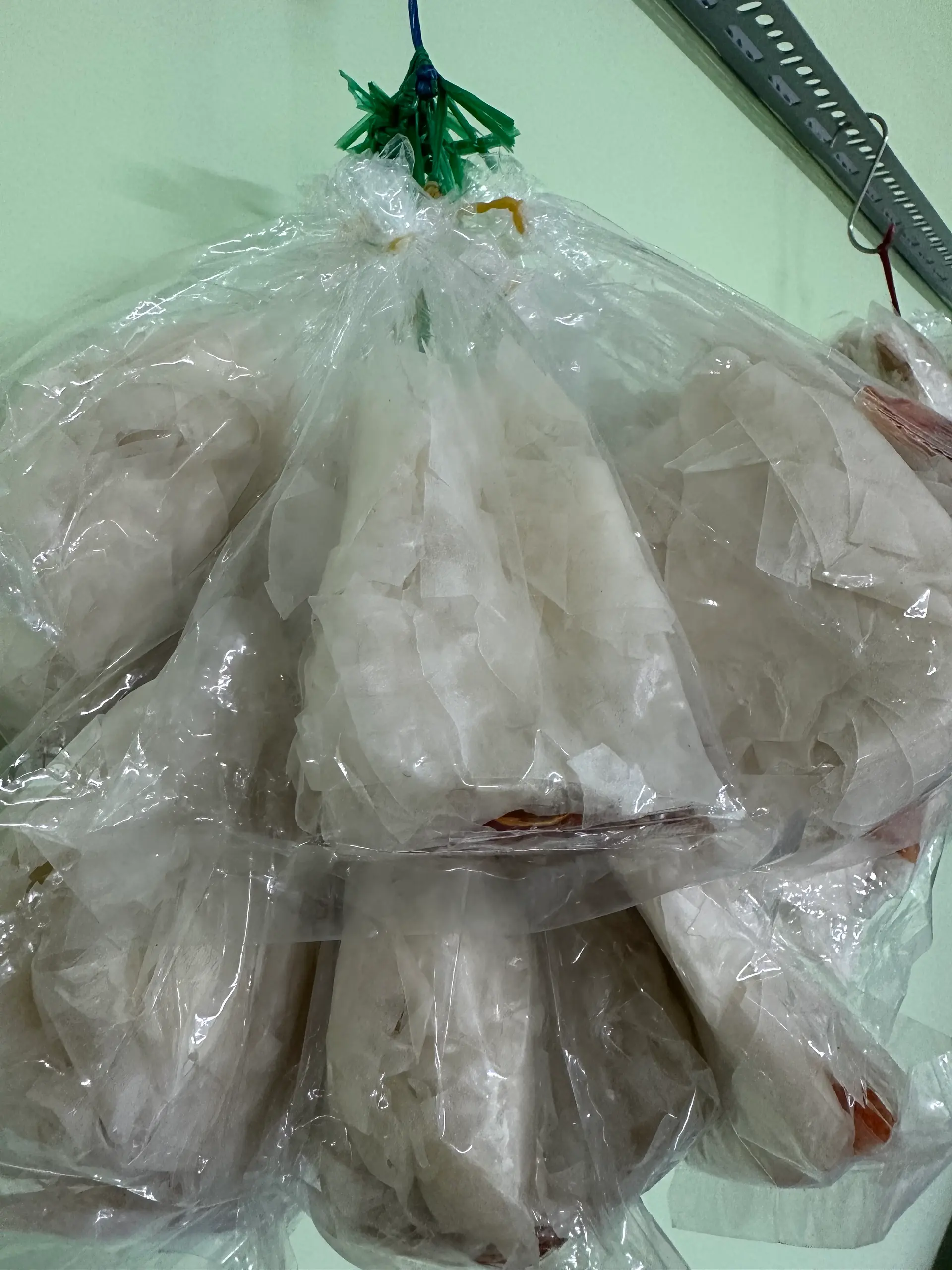 Hình ảnh 1 sâu bánh tráng sate lớn