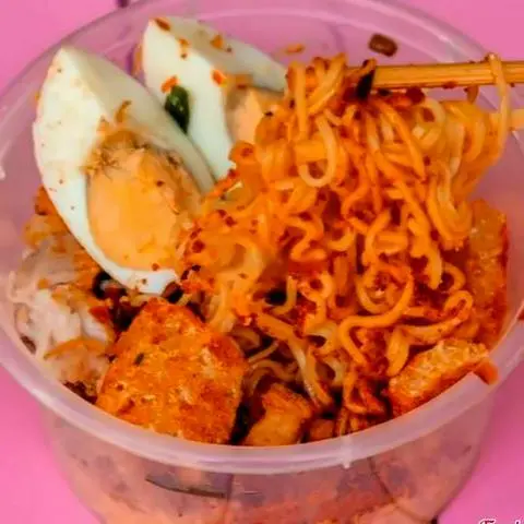 Hình ảnh Mì trộn muối ớt - sốt chua ngọt