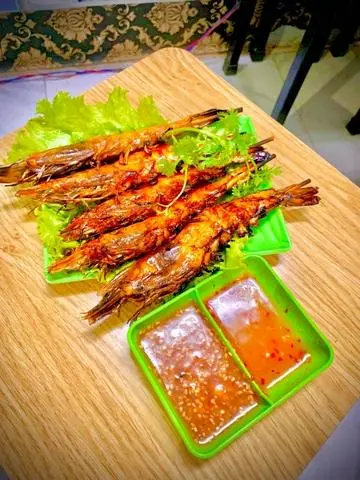 Hình ảnh tôm nướng mọi quét sốt thái combo 10 con