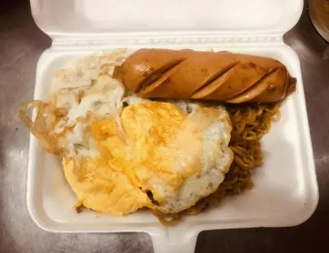 Hình ảnh mì indomie ốpla xúc xích đức