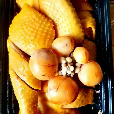 Hình ảnh Gà ủ muối 1/2 con ôm trứng chặt sẵn