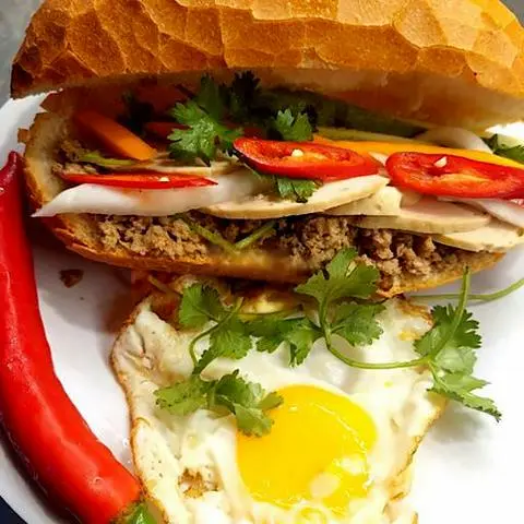 Hình ảnh Bánh mì pate trứng chả 
