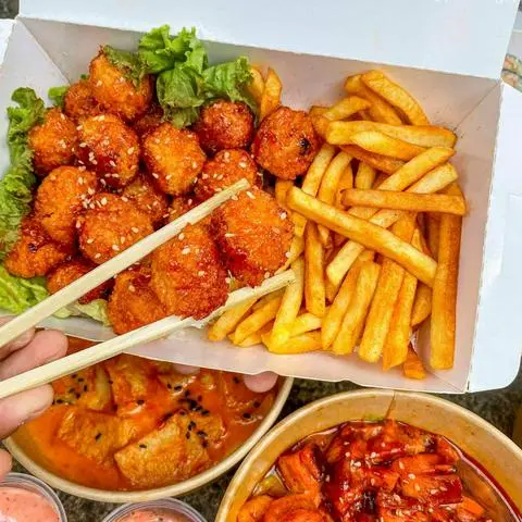 Hình ảnh Gà Viên Xốt Cay mix Khoai Tây