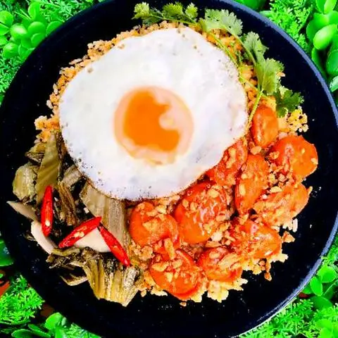 Hình ảnh Cơm chiên ốp la xúc xích