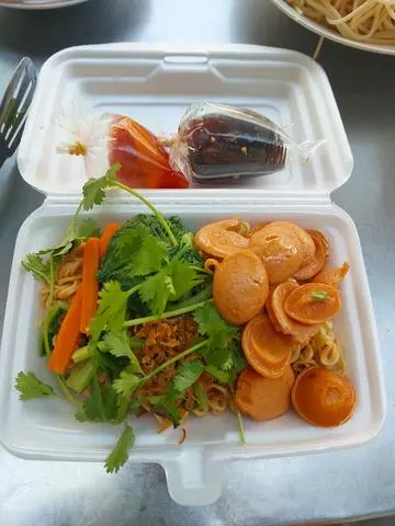 Hình ảnh mì gói xào xuc xích+cá viên